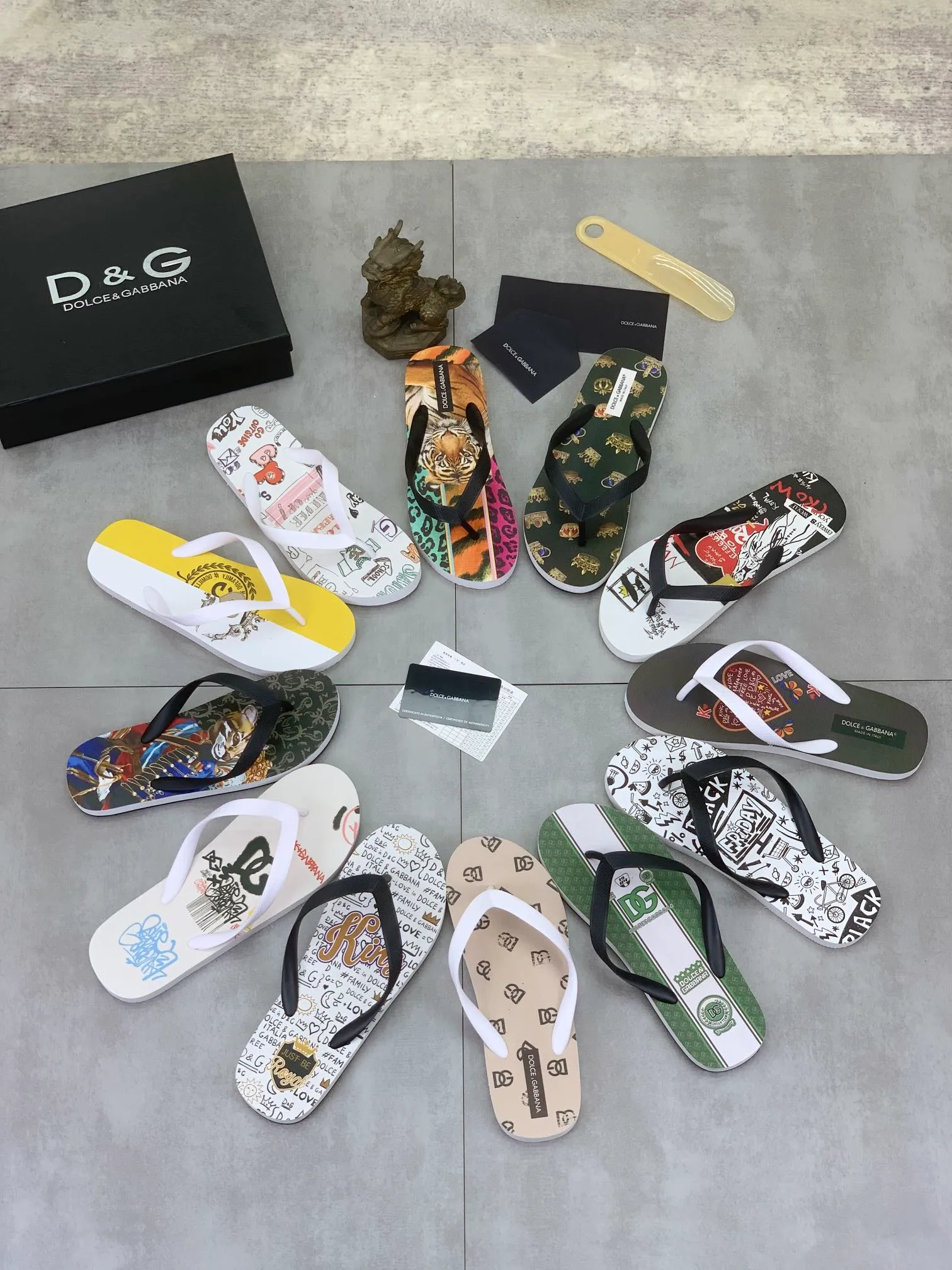 Men's Men's Shoes💰P220💰[New Style]🆘[DG] Official website popular Dolce & Gabbana men's flip-flops are on sale at the counter simultaneously! Original fabric imported from Italy. Original bottom provided by the original factory. Size: Adult 36-45. Children’s size: 30-37. Multiple colors available.